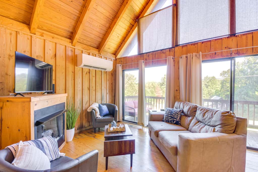 Lake Keowee Retreat: Idyllic Six Mile Cabin!