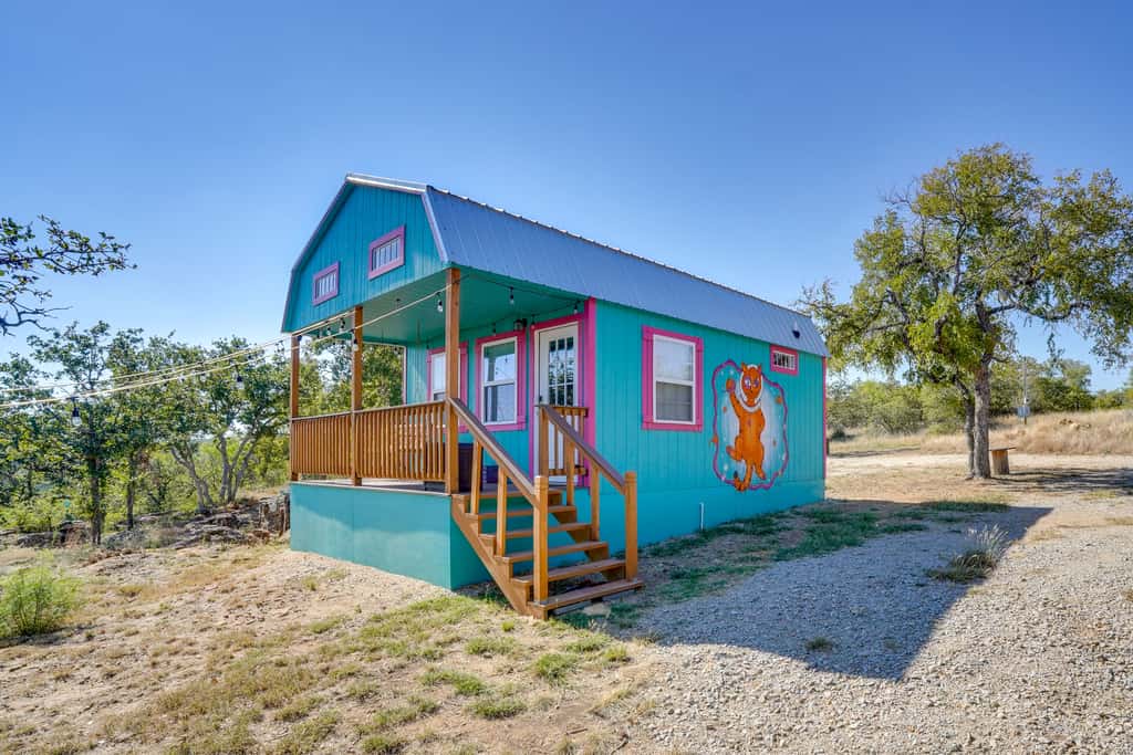 'Galactikitty' - Quirky Cabin Near Lake Brownwood!