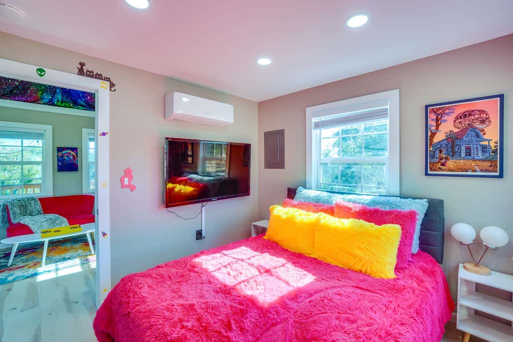 'Galactikitty' - Quirky Cabin Near Lake Brownwood!