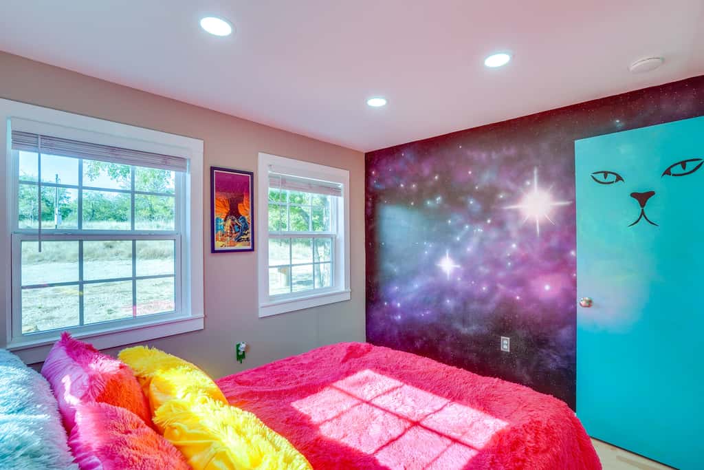 'Galactikitty' - Quirky Cabin Near Lake Brownwood!