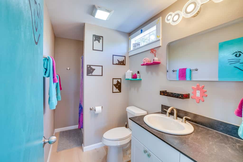 'Galactikitty' - Quirky Cabin Near Lake Brownwood!