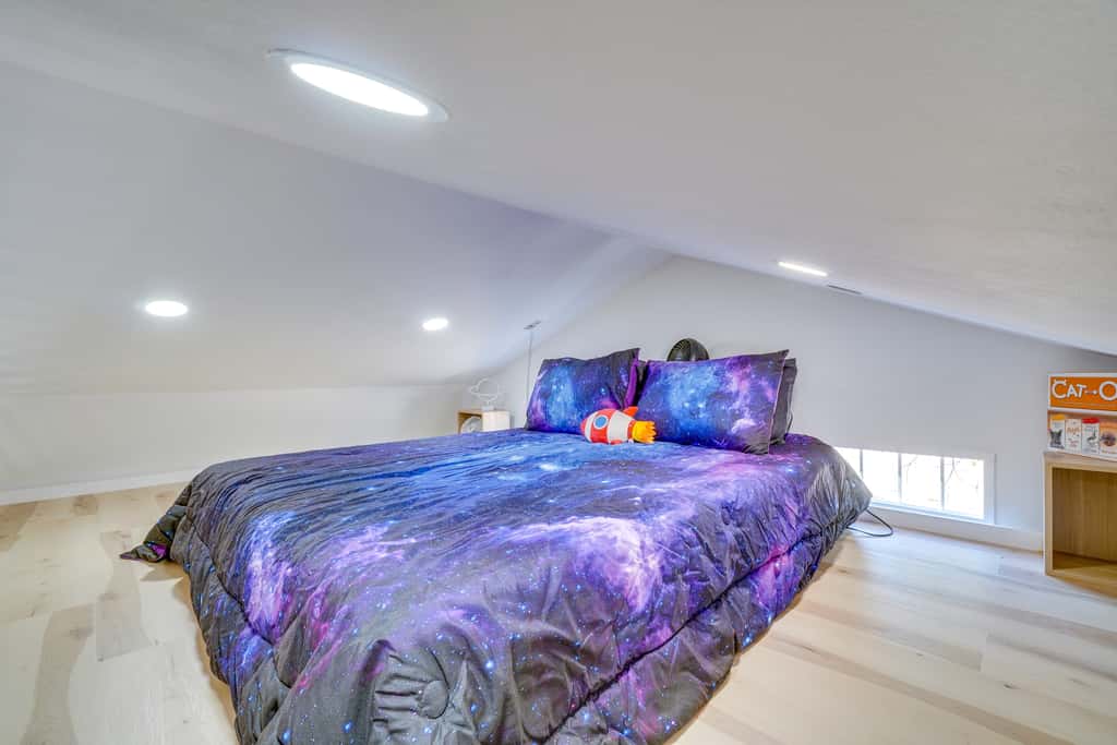 'Galactikitty' - Quirky Cabin Near Lake Brownwood!