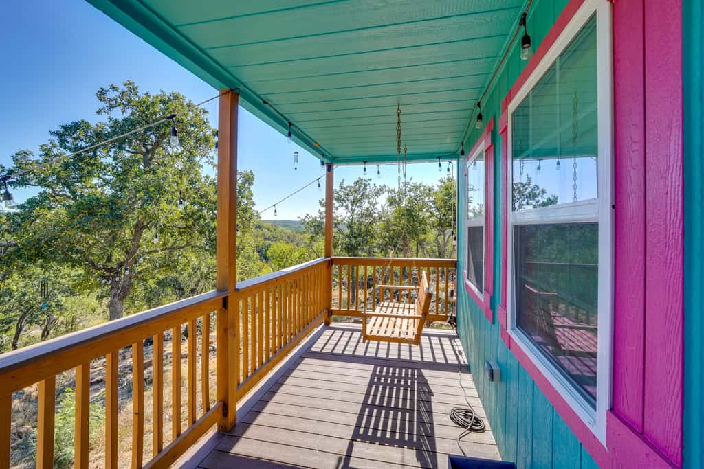 'Galactikitty' - Quirky Cabin Near Lake Brownwood!
