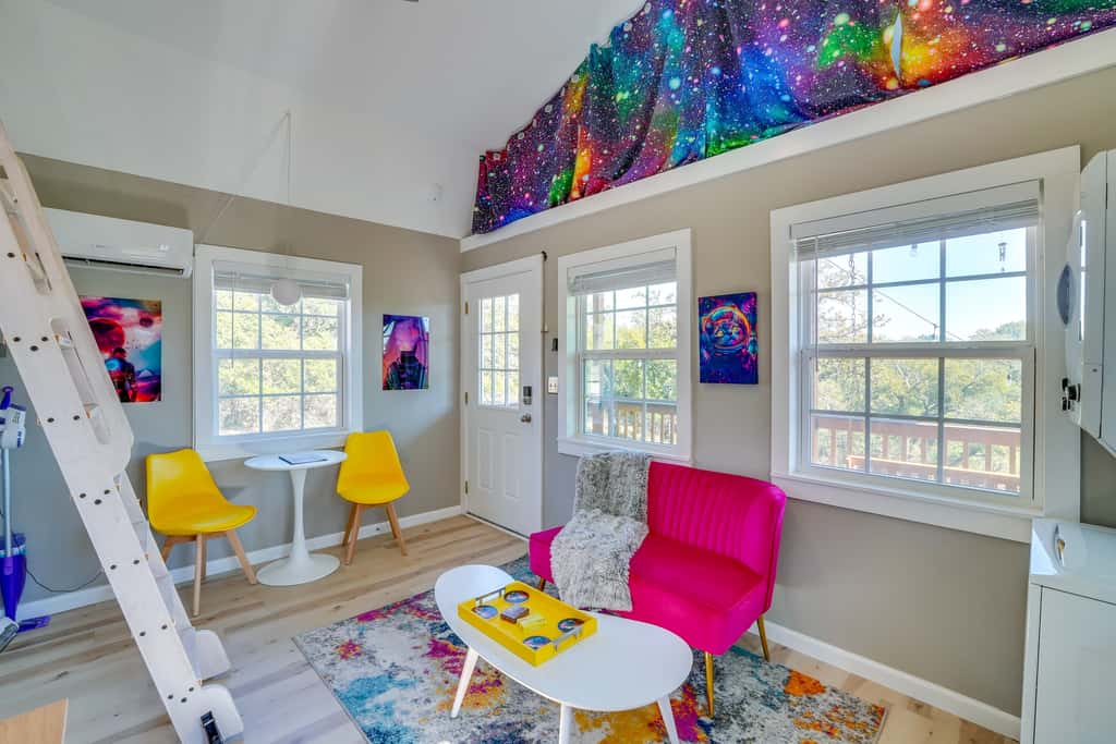 'Galactikitty' - Quirky Cabin Near Lake Brownwood!