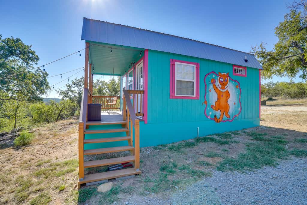 'Galactikitty' - Quirky Cabin Near Lake Brownwood!