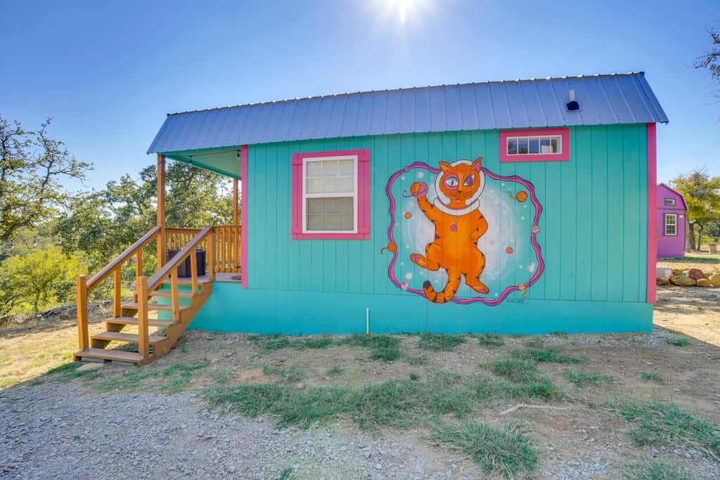 'Galactikitty' - Quirky Cabin Near Lake Brownwood!