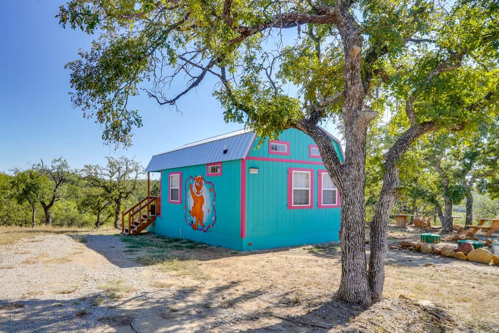 'Galactikitty' - Quirky Cabin Near Lake Brownwood!