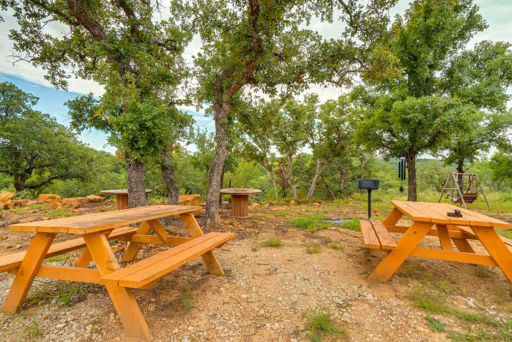 'Galactikitty' - Quirky Cabin Near Lake Brownwood!