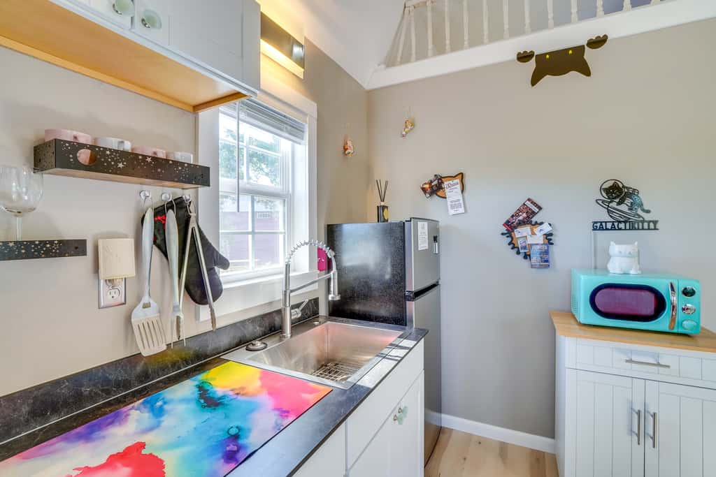 'Galactikitty' - Quirky Cabin Near Lake Brownwood!
