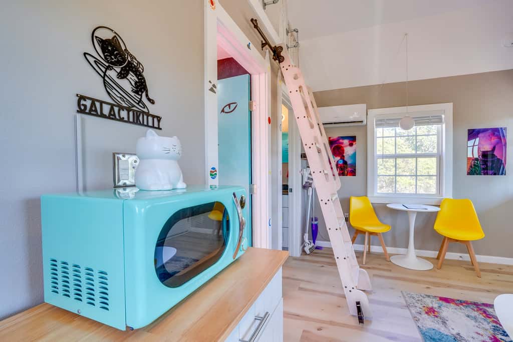 'Galactikitty' - Quirky Cabin Near Lake Brownwood!