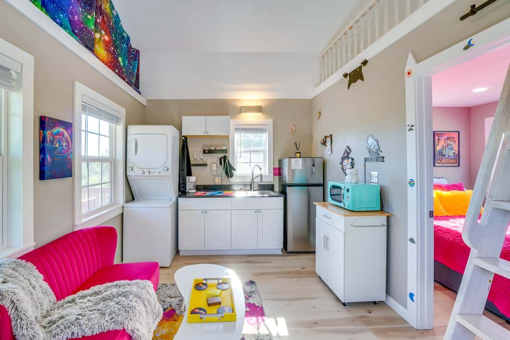 'Galactikitty' - Quirky Cabin Near Lake Brownwood!