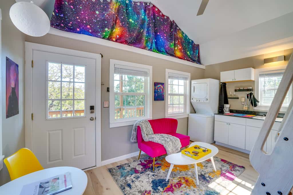 'Galactikitty' - Quirky Cabin Near Lake Brownwood!