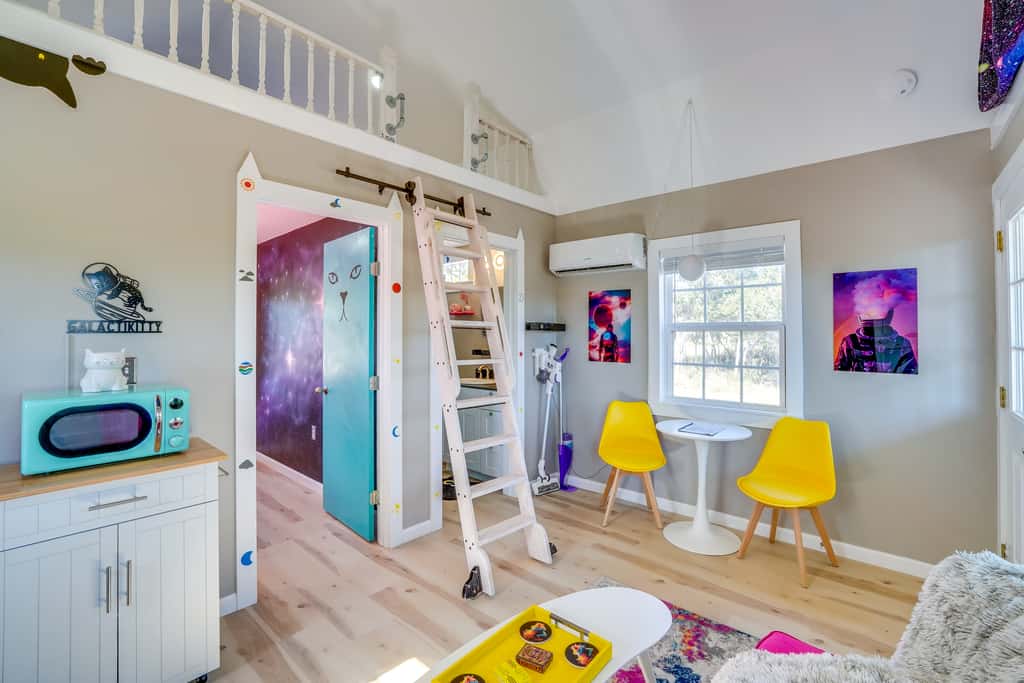 'Galactikitty' - Quirky Cabin Near Lake Brownwood!