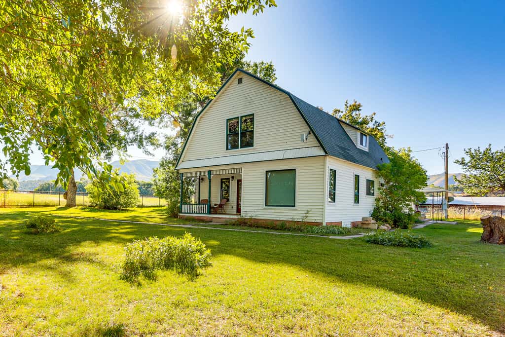 Patio & Mountain Views: Farmhouse in Mancos!
