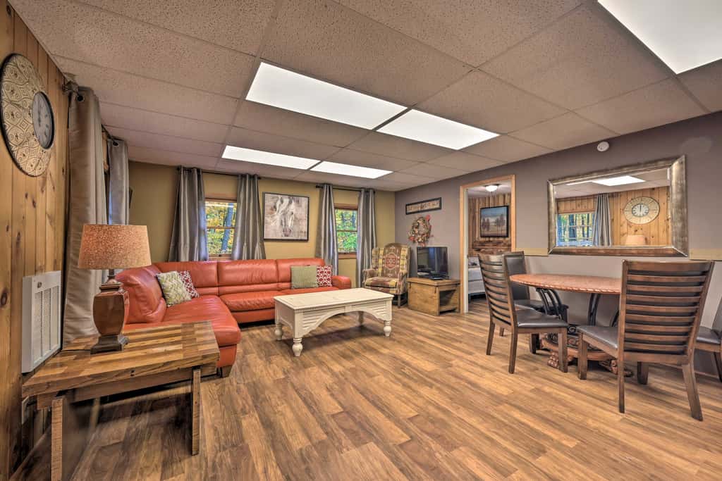 ‘John Wayne' Apartment - Deck, BBQ, Horses On-Site