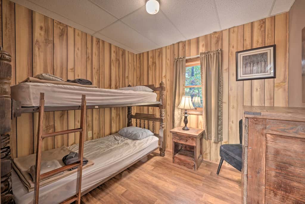 ‘John Wayne' Apartment - Deck, BBQ, Horses On-Site