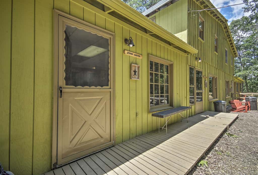 ‘John Wayne' Apartment - Deck, BBQ, Horses On-Site
