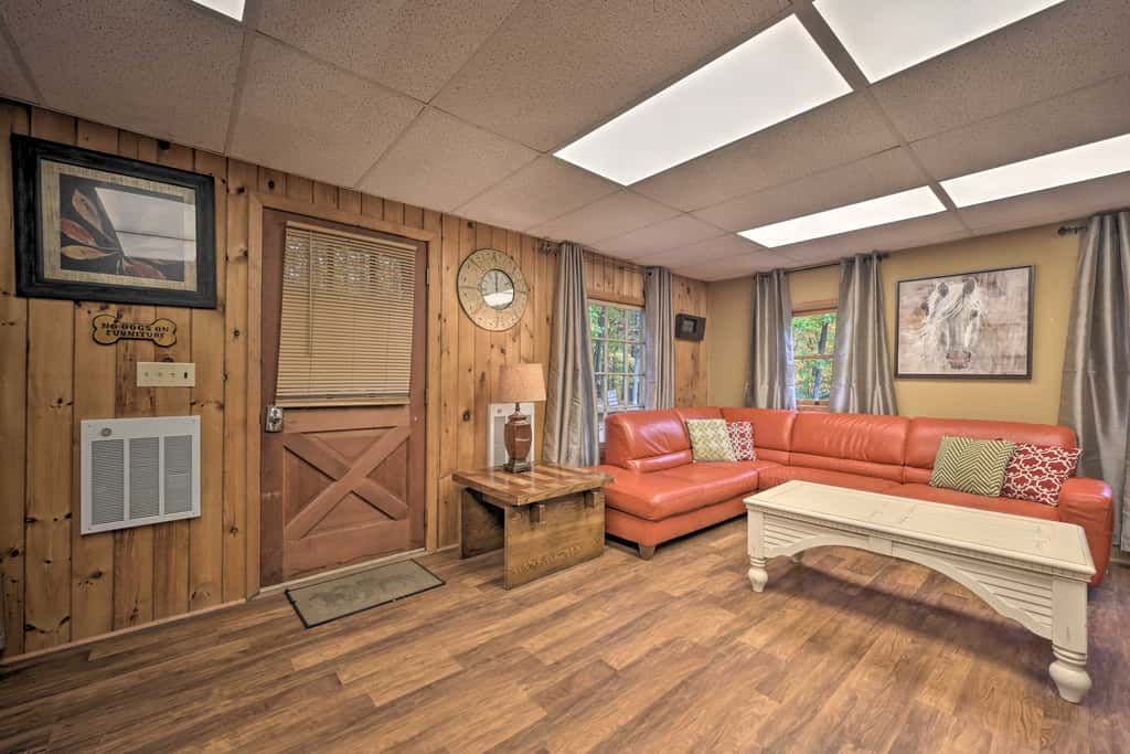 ‘John Wayne' Apartment - Deck, BBQ, Horses On-Site