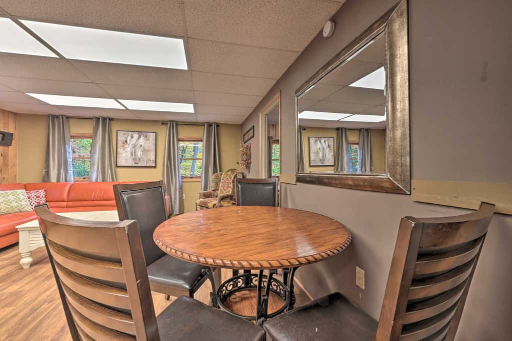 ‘John Wayne' Apartment - Deck, BBQ, Horses On-Site
