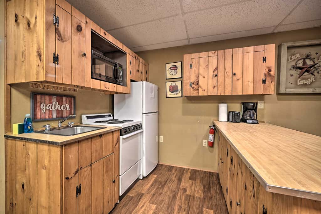 ‘John Wayne' Apartment - Deck, BBQ, Horses On-Site