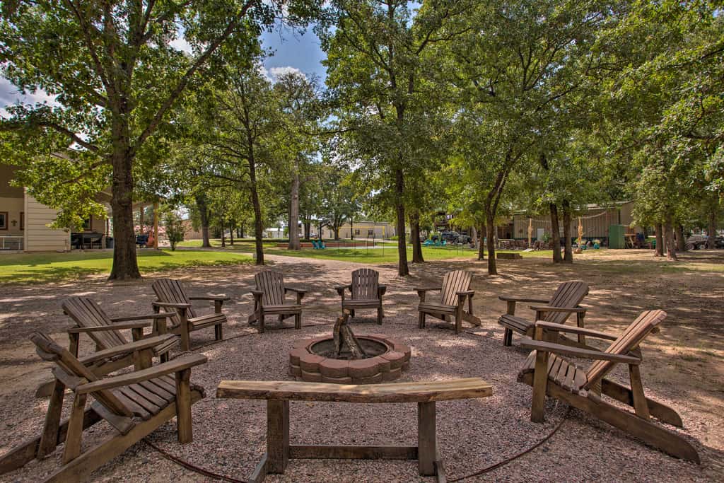 All-Encompassing Family Retreat Near Lake Texoma!
