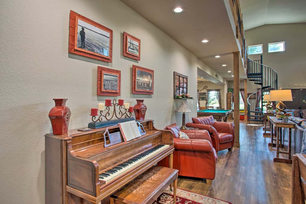 All-Encompassing Family Retreat Near Lake Texoma!