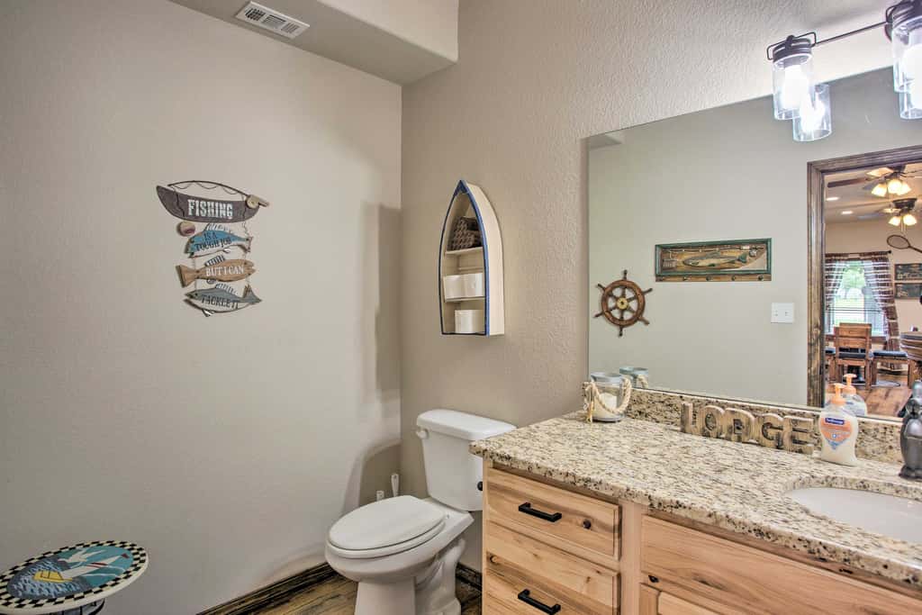 All-Encompassing Family Retreat Near Lake Texoma!
