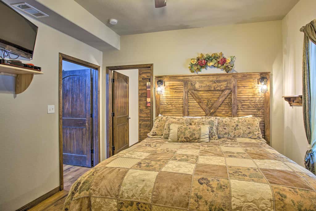 All-Encompassing Family Retreat Near Lake Texoma!