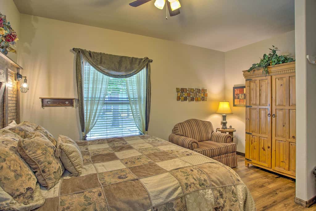 All-Encompassing Family Retreat Near Lake Texoma!