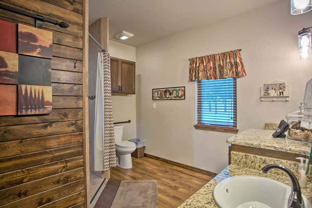 All-Encompassing Family Retreat Near Lake Texoma!
