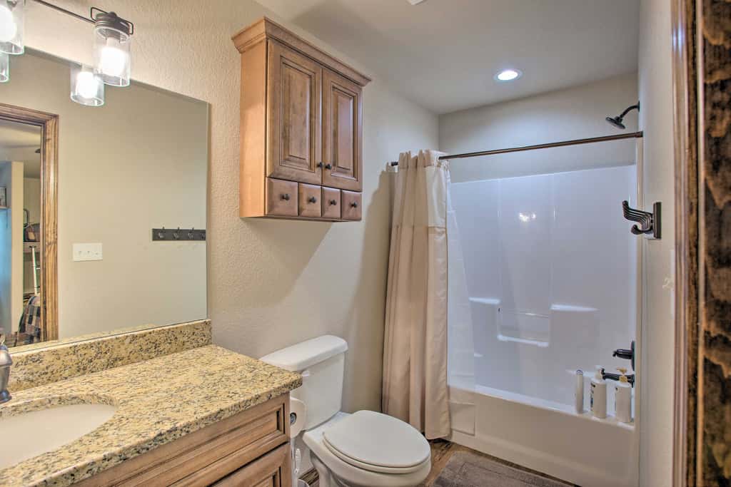 All-Encompassing Family Retreat Near Lake Texoma!