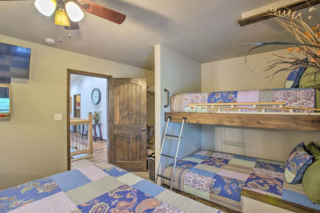 All-Encompassing Family Retreat Near Lake Texoma!