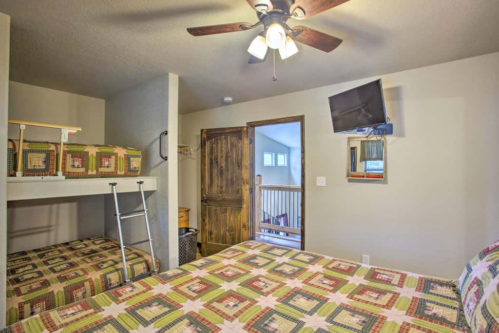 All-Encompassing Family Retreat Near Lake Texoma!
