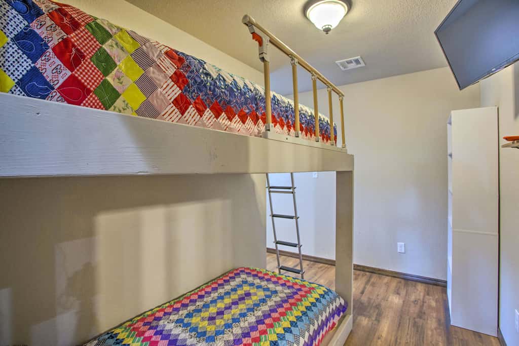 All-Encompassing Family Retreat Near Lake Texoma!