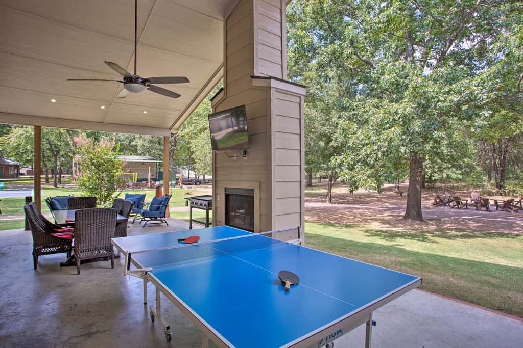 All-Encompassing Family Retreat Near Lake Texoma!