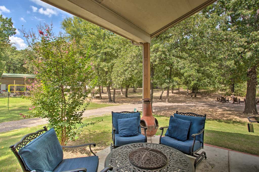 All-Encompassing Family Retreat Near Lake Texoma!