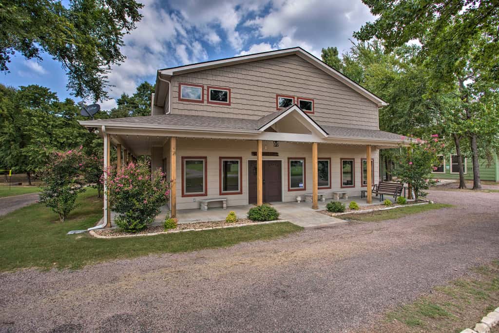 All-Encompassing Family Retreat Near Lake Texoma!