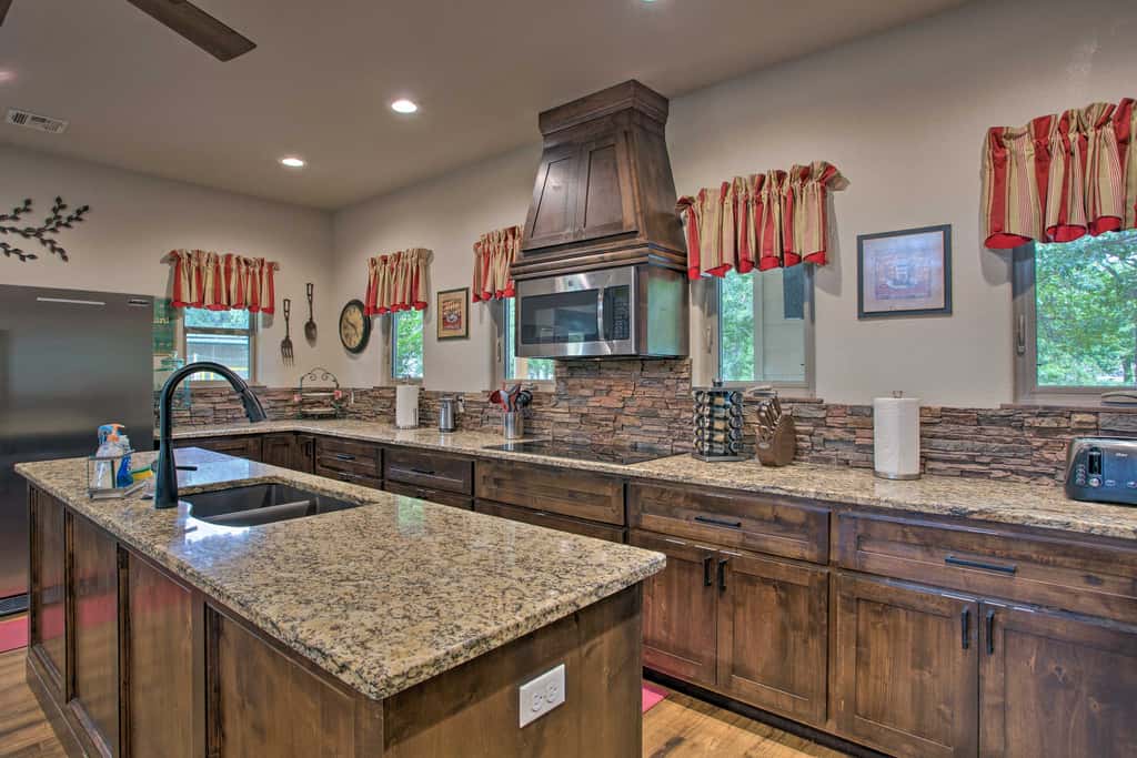 All-Encompassing Family Retreat Near Lake Texoma!