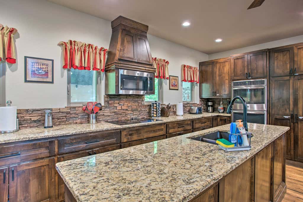 All-Encompassing Family Retreat Near Lake Texoma!