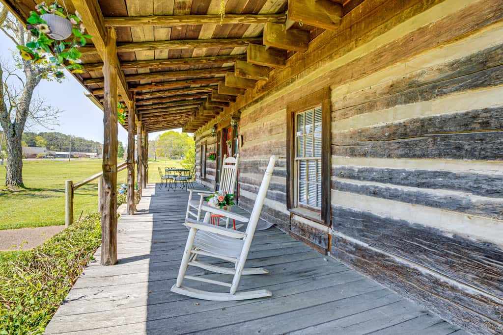 6 Mi to Scottsboro: Apt w/ Furnished Porch