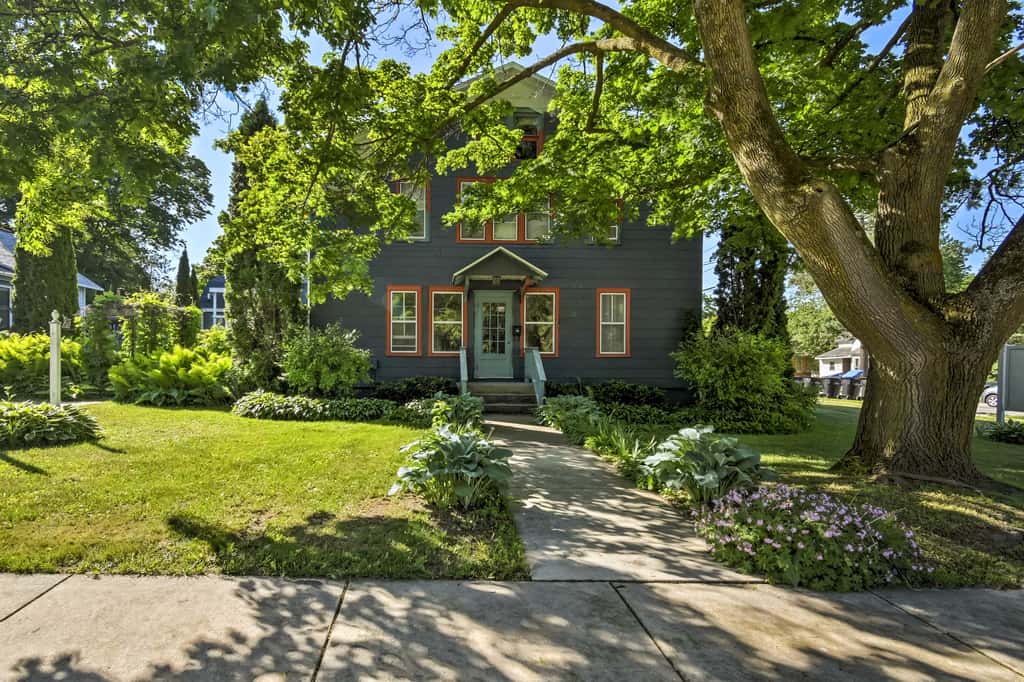 Walk to Dtwn Shops & Eats: Sturgeon Bay Retreat
