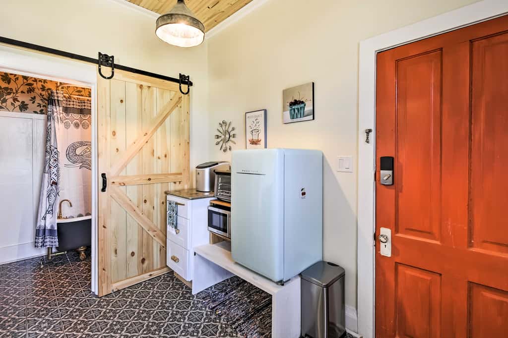 Walk to Dtwn Shops & Eats: Sturgeon Bay Retreat