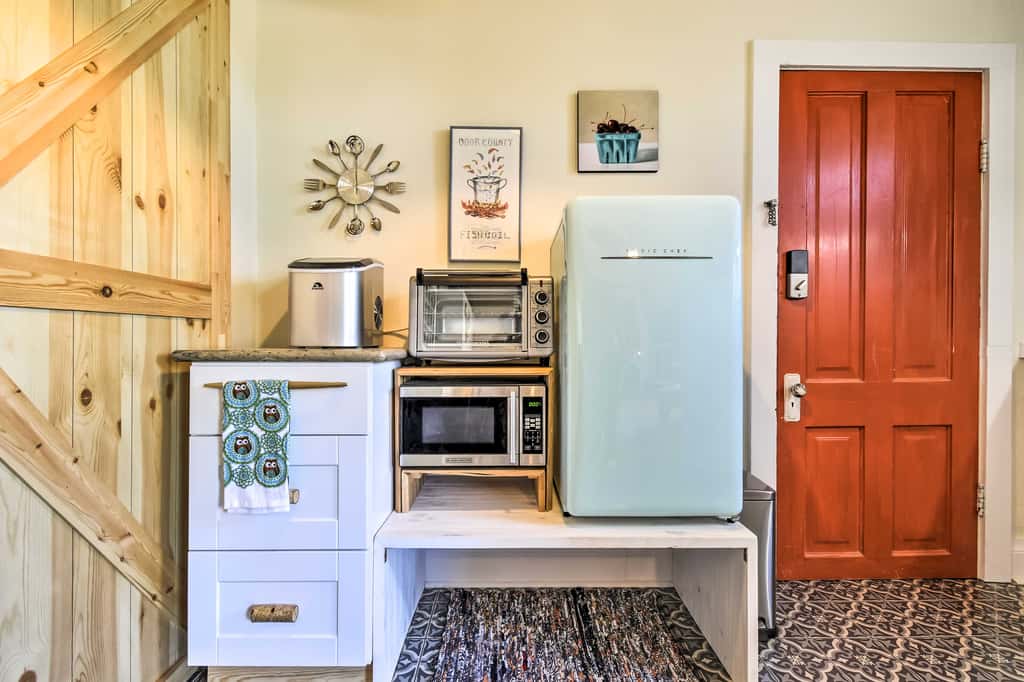Walk to Dtwn Shops & Eats: Sturgeon Bay Retreat
