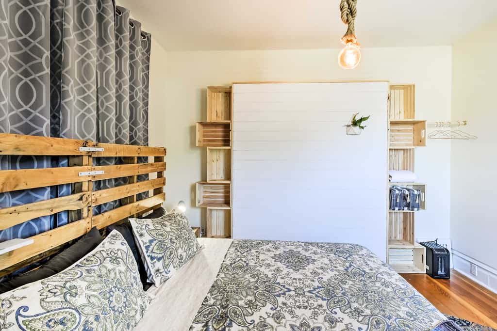 Walk to Dtwn Shops & Eats: Sturgeon Bay Retreat
