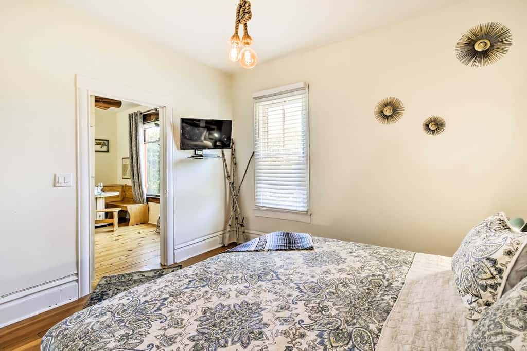 Walk to Dtwn Shops & Eats: Sturgeon Bay Retreat