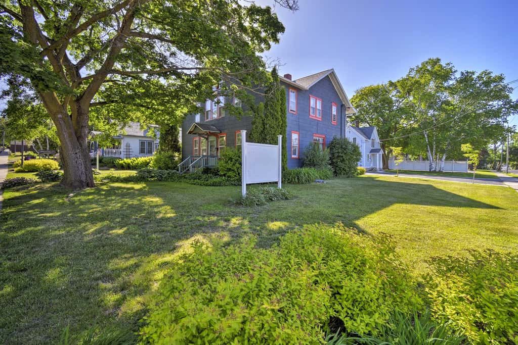 Walk to Dtwn Shops & Eats: Sturgeon Bay Retreat