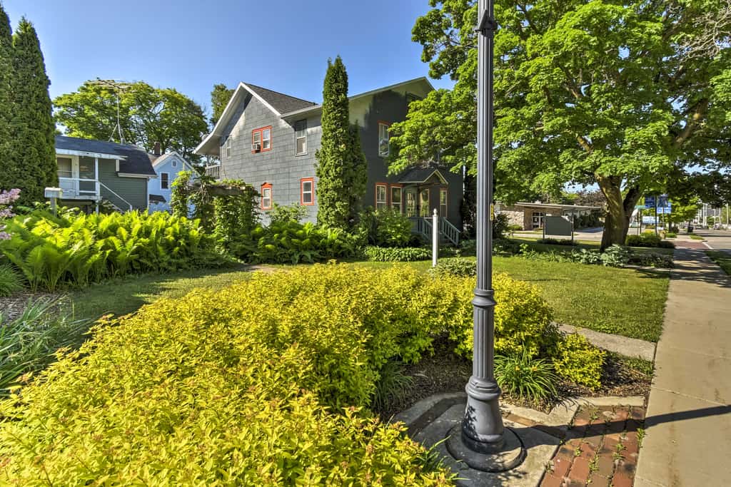 Walk to Dtwn Shops & Eats: Sturgeon Bay Retreat