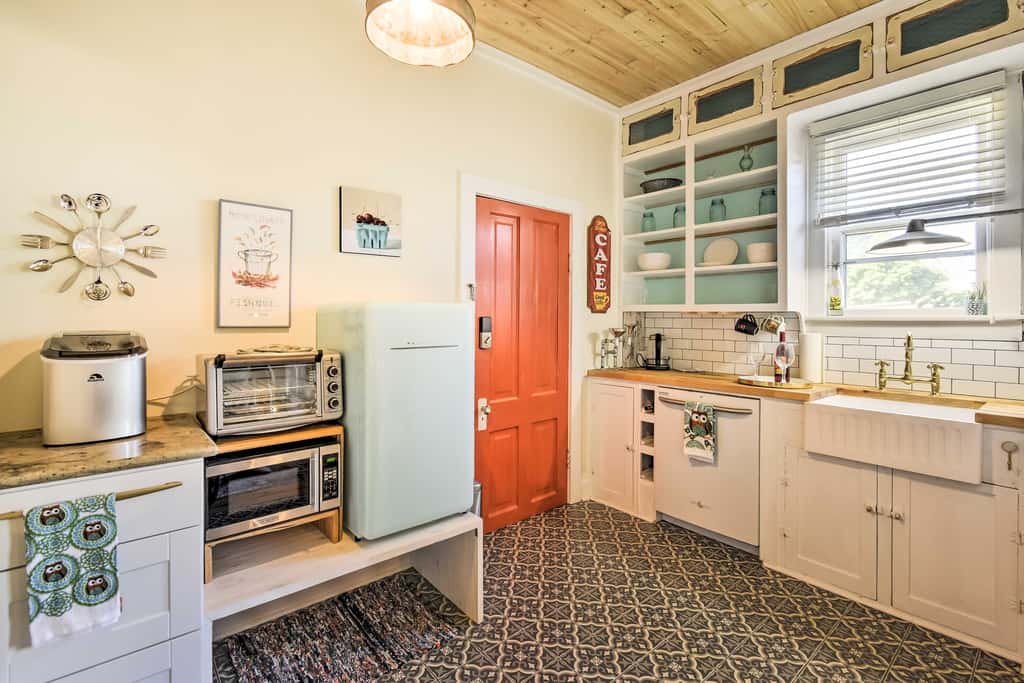 Walk to Dtwn Shops & Eats: Sturgeon Bay Retreat