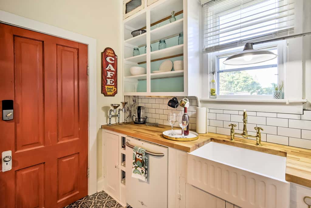 Walk to Dtwn Shops & Eats: Sturgeon Bay Retreat