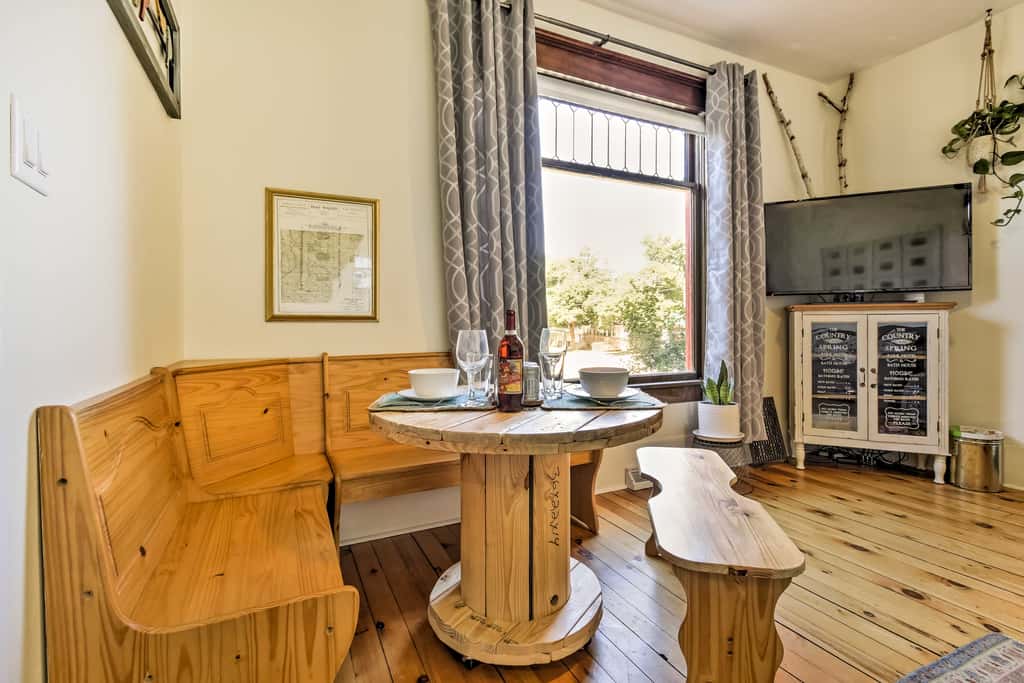 Walk to Dtwn Shops & Eats: Sturgeon Bay Retreat